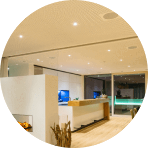 Cucina con illuminazione di lavoro e di base