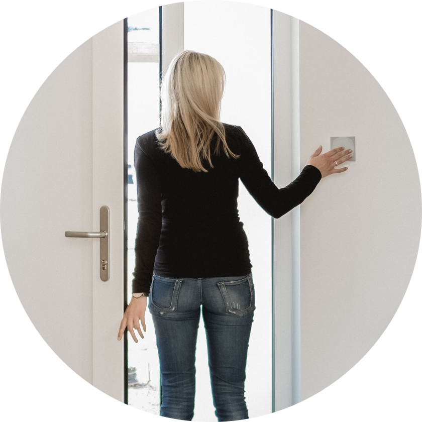 Ragazza nella porta di una smart home Loxone