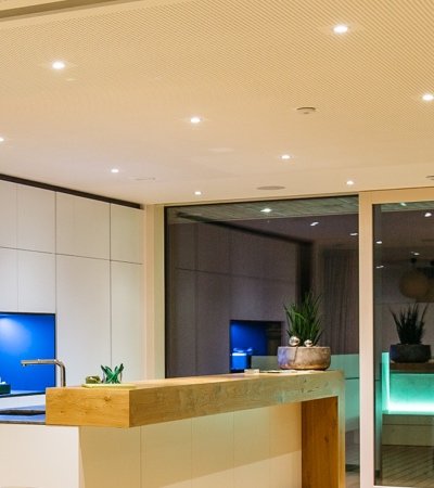 Cucina con faretti nel soffitto