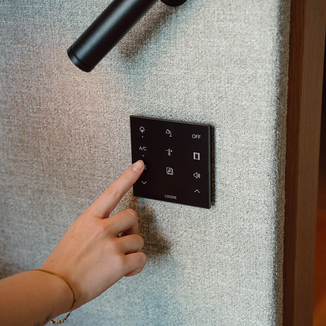 Person bedient den Touch Pure Flex Battery Air