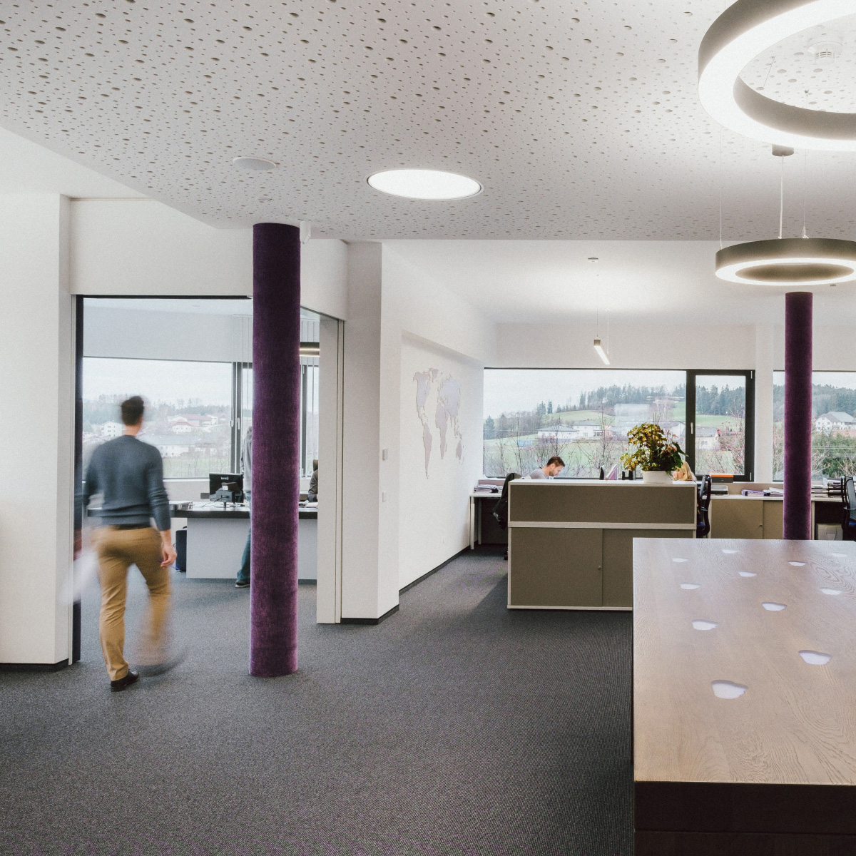 Intelligente Gebäudeautomation von Loxone in einem Betrieb.