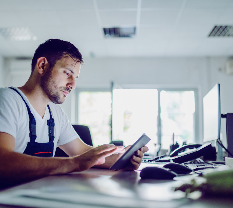 Facility manager met een tablet