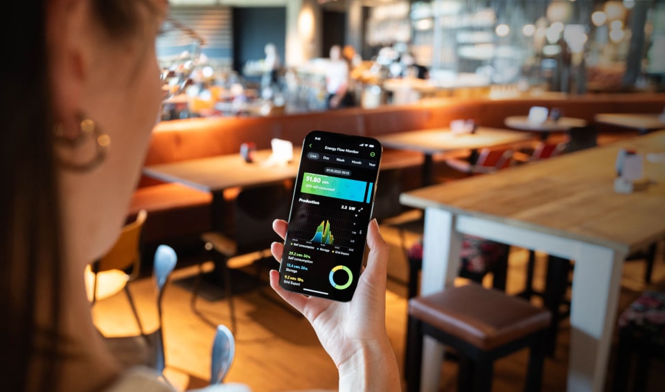 De restaurantmanager gebruikt een app voor het beheer van de faciliteit.