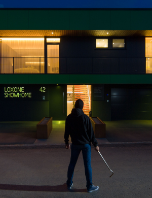 PH-Portrait-Blog-Sicherheits-funktionen mit Beleuchtung Creëer maximale veiligheid dankzij intelligente verlichting van Loxone. Een inbreker staat voor de Loxone SmartHome.