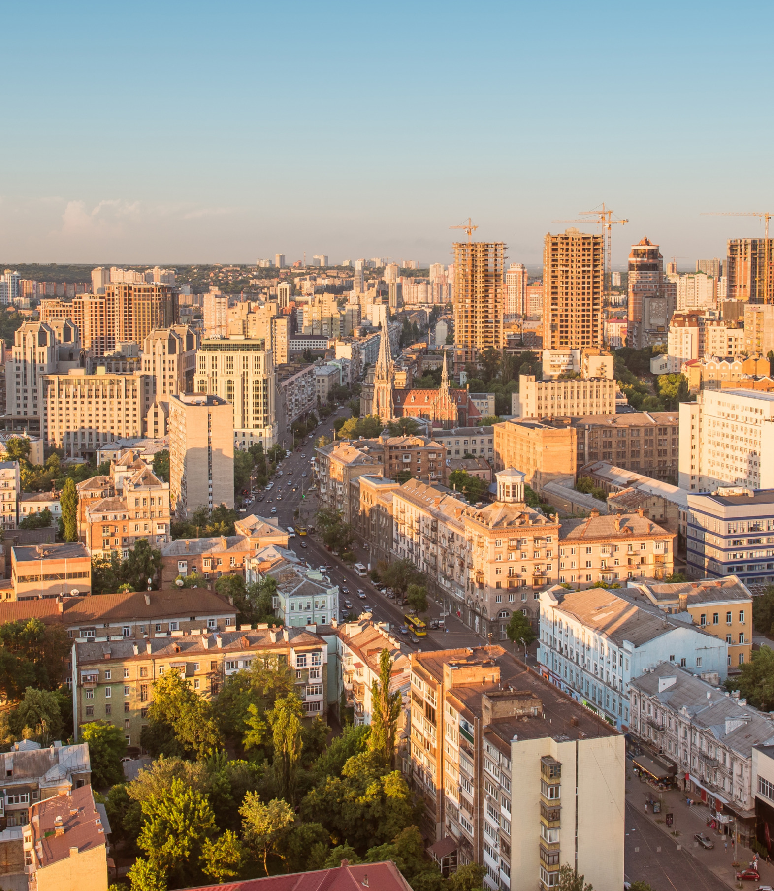 Een afbeelding van een drukke baan met gebouwen, genomen vanaf het bovenaanzicht.