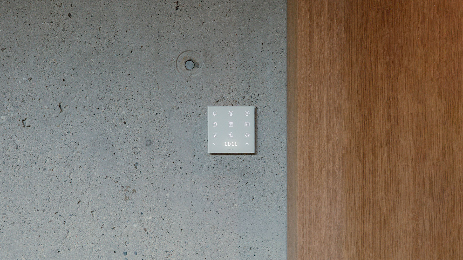 Touch Pure Flex Weiß an der Wand