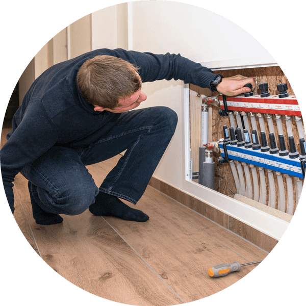 muž se snaží nastavit teplovodní podlahové vytápění domu