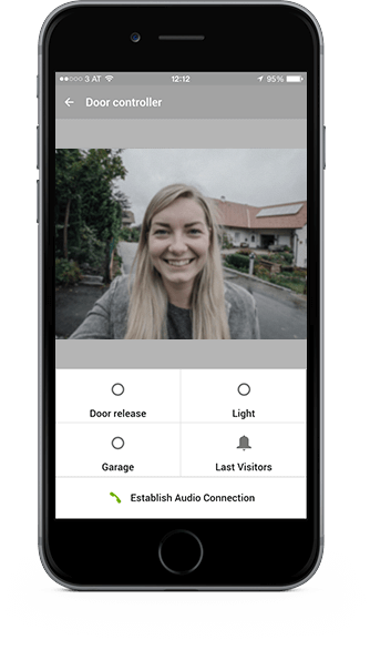 Widok z kamery domofonu w telefonie - wizerunek osoby stojącej przed drzwiami