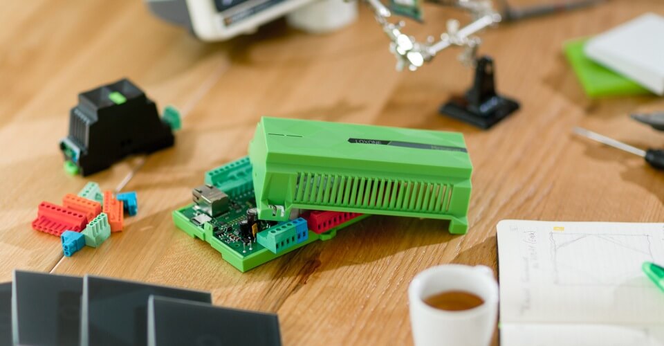 Miniserver Loxone na stole