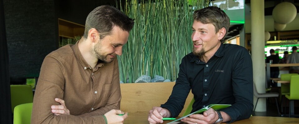 mladý pár konzultuje projekt svého budoucího domu