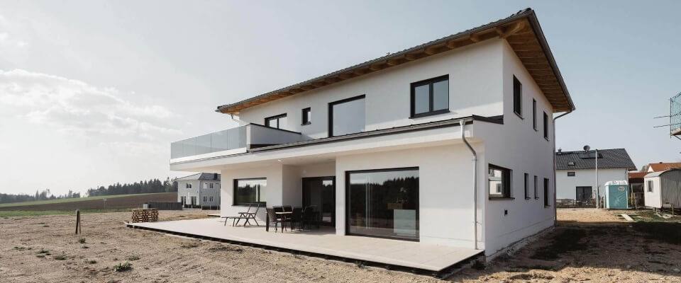 mladý pár konzultuje projekt svého budoucího domu