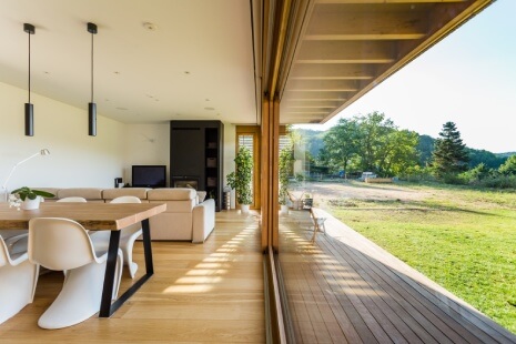 dům s velkými portálovými okny