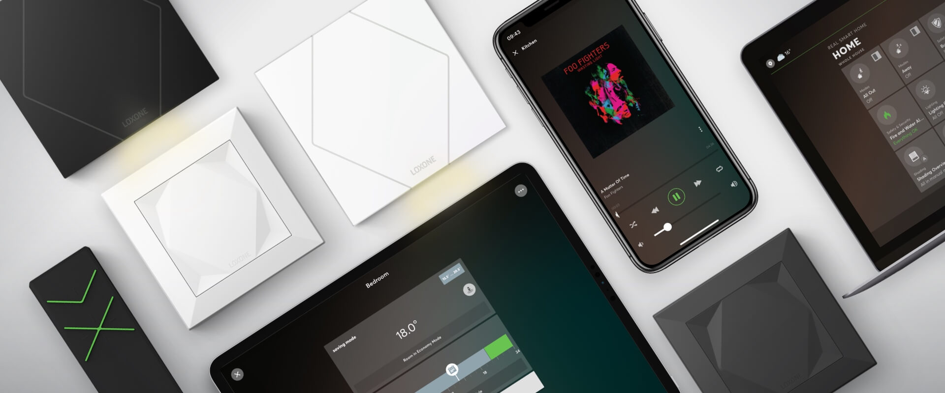 mladý pár konzultuje projekt svého budoucího domu