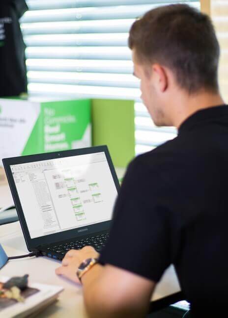 Partner Loxone pracujący w Loxone Config