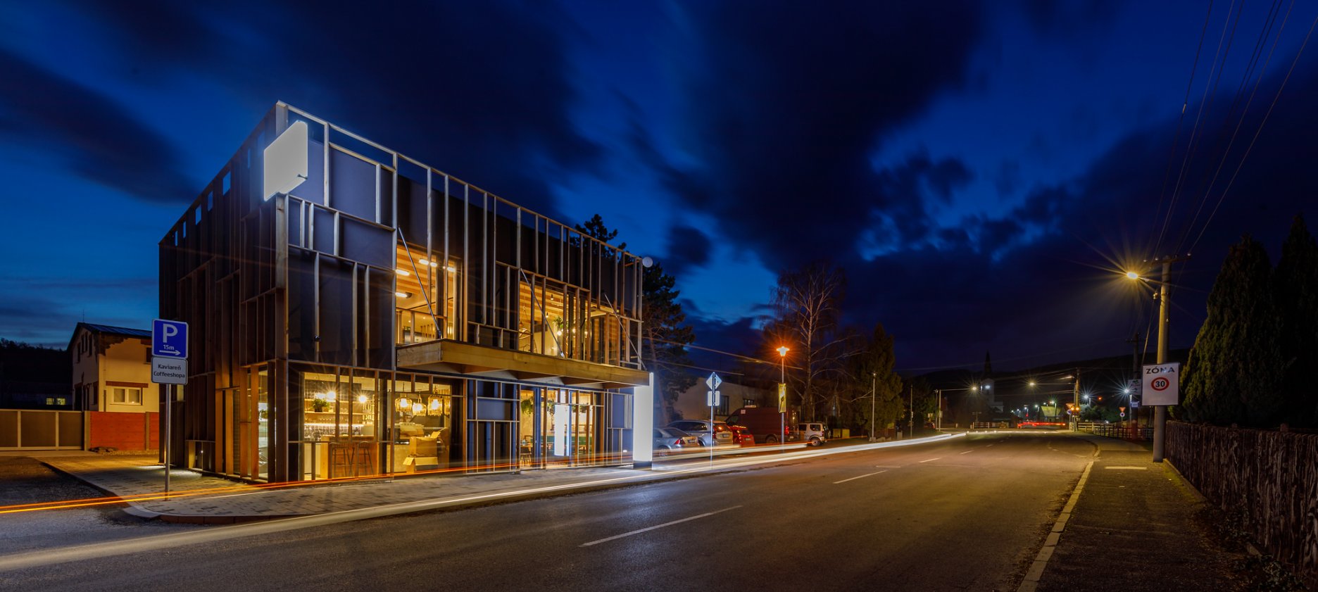 Pohľad na nočnú kaviareň