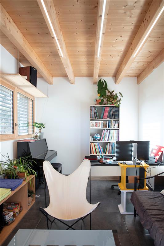 Jasny pokój z drewnianymi meblami