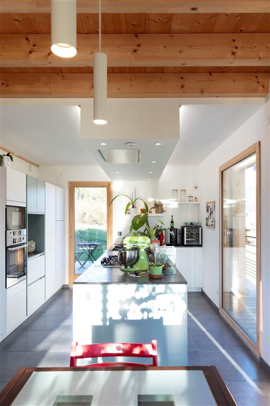 Jasno oświetlona kuchnia