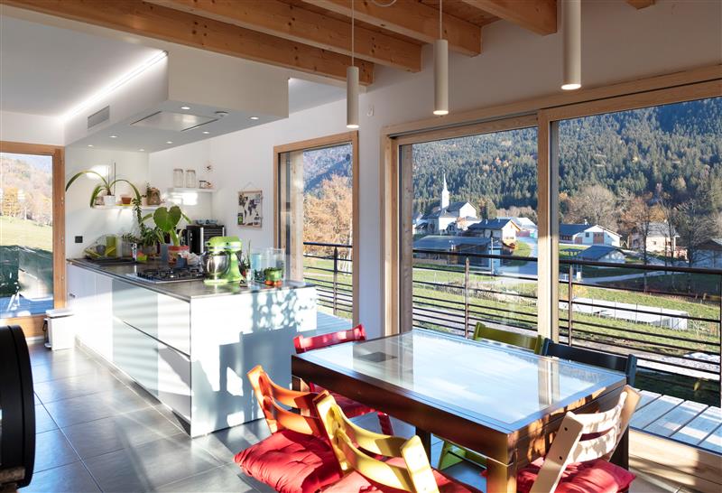 Nasłoneczniona jadalnia