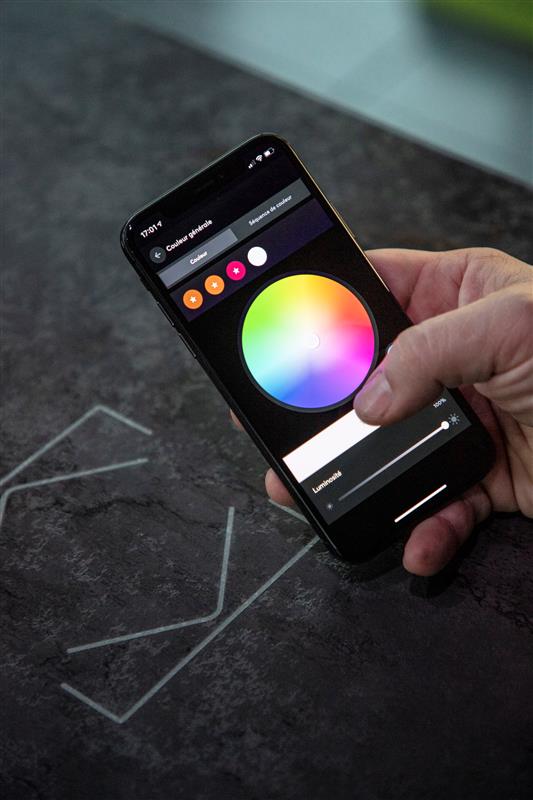 Aplikacja Loxone wyświetlana na smartfonie