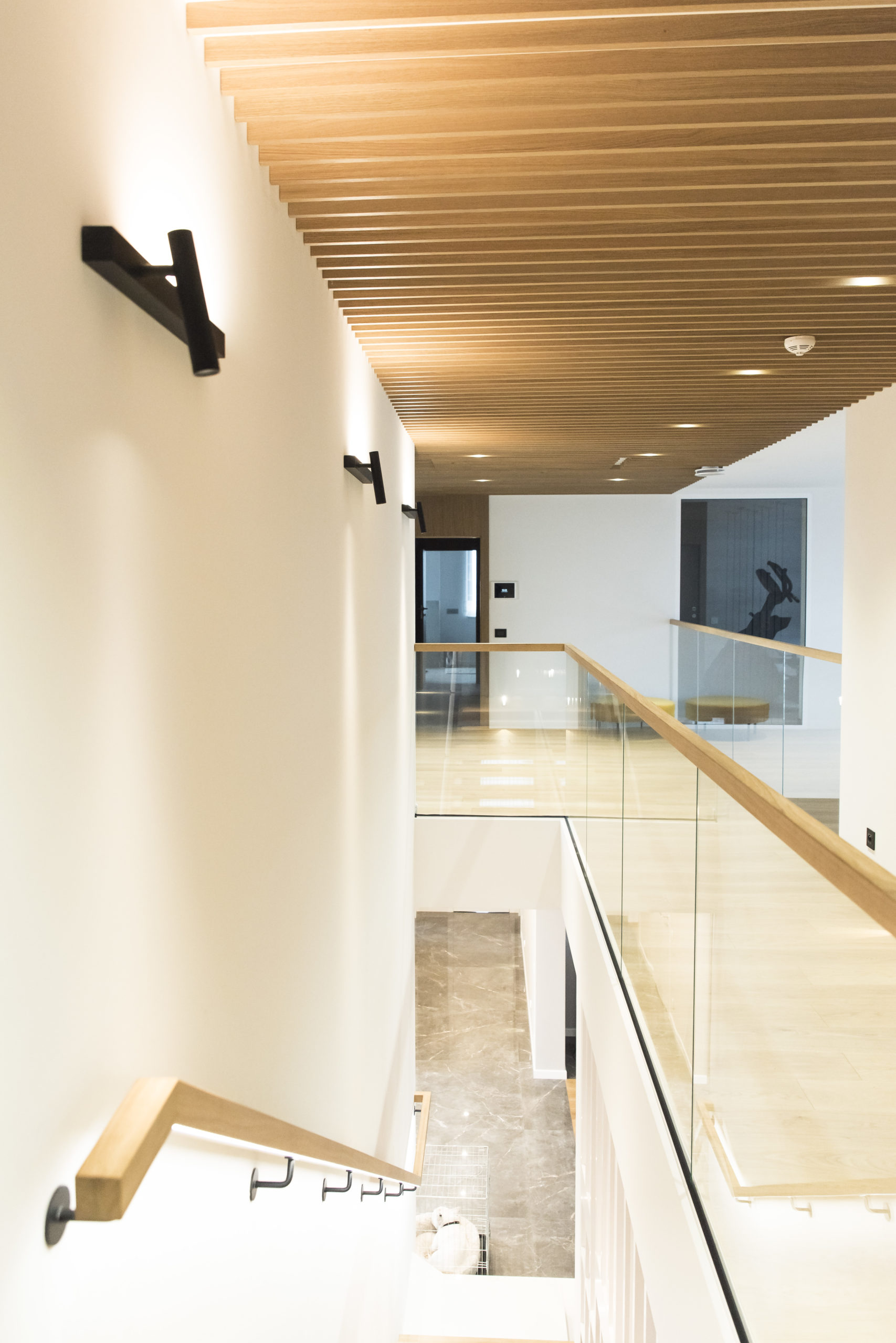 Oświetlone piętro w inteligentnym domu