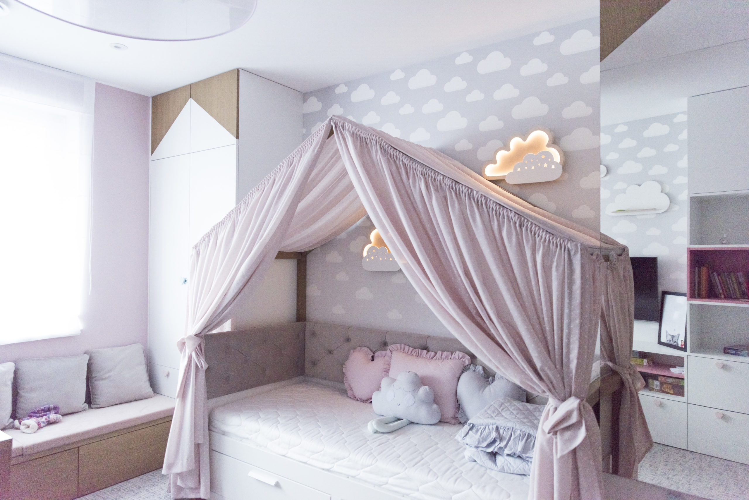 Pokój dziecięcy z różowymi zasłonami