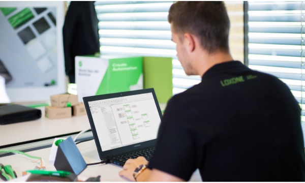 Specjalista przy komputerze