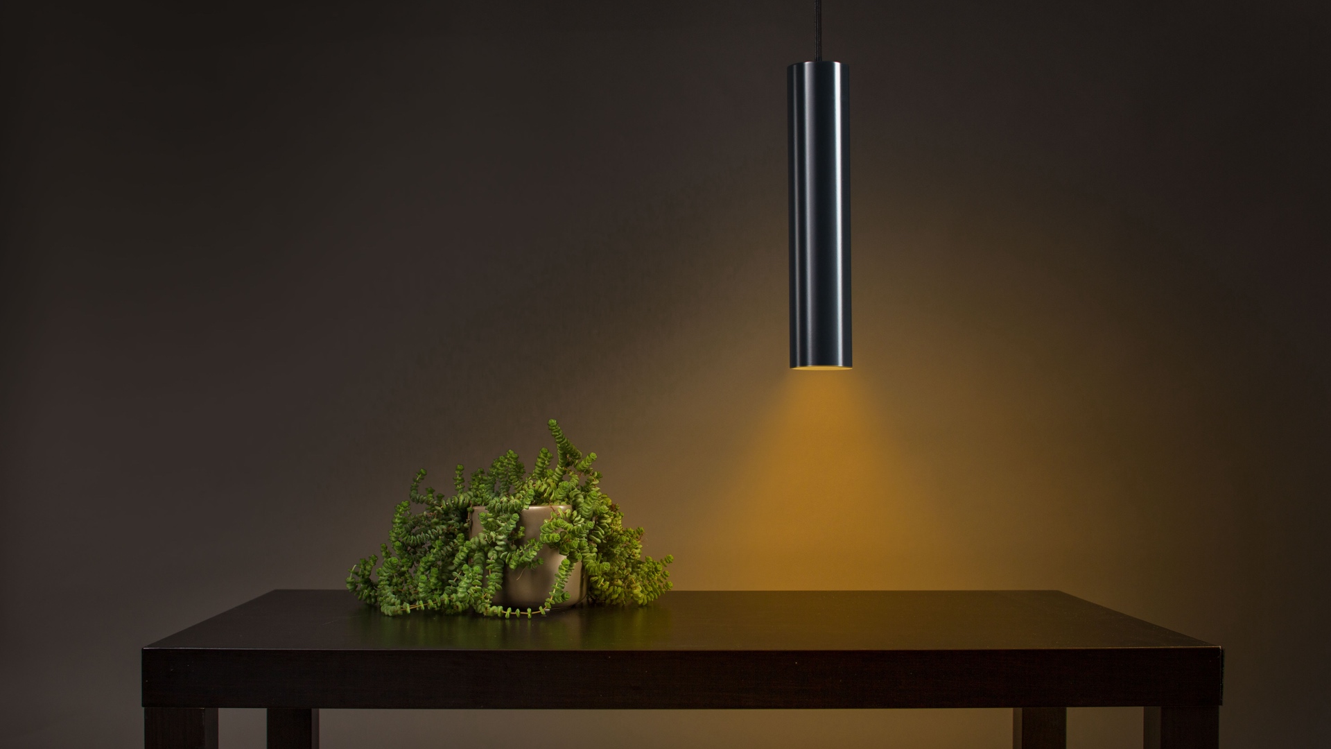 Oświetlony stół z lampą wiszącą