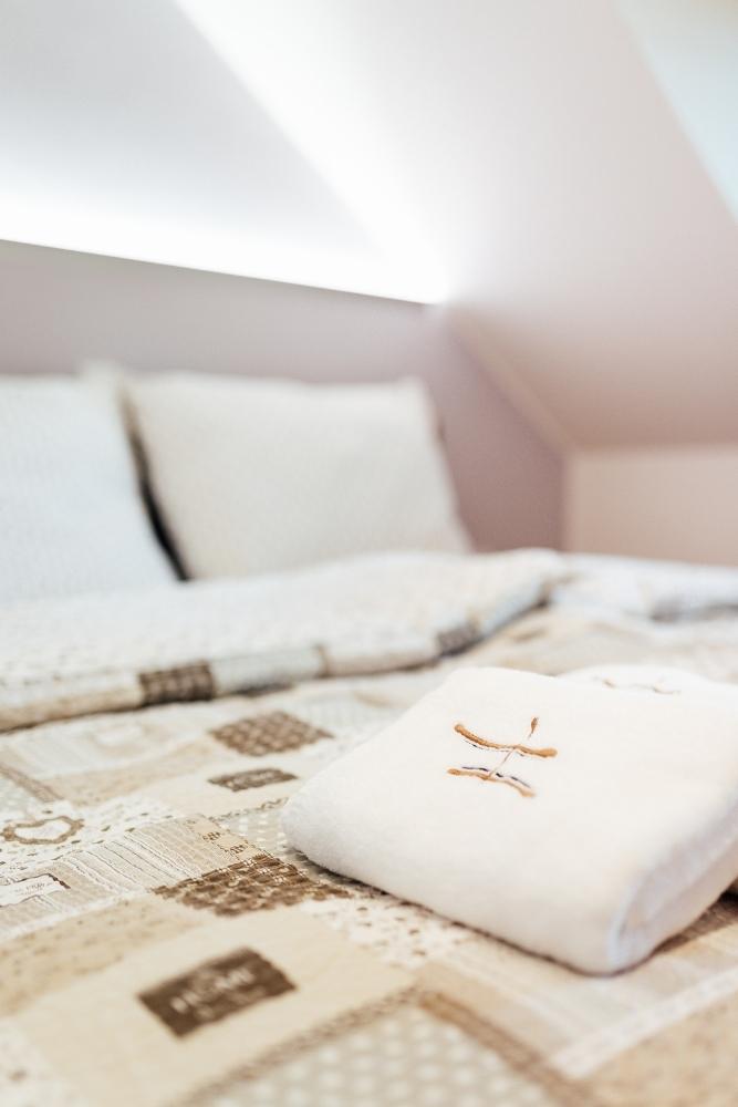 Pościelone łóżko