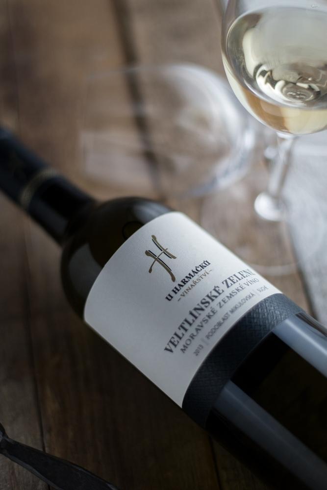 Butelka wina i kieliszek