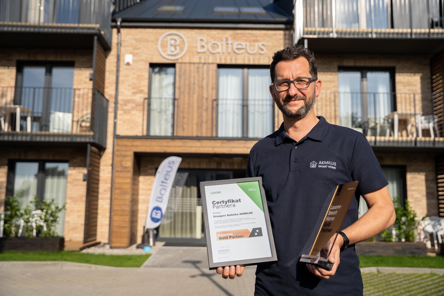 Akmilus Smart Home przed hotelem Balteus