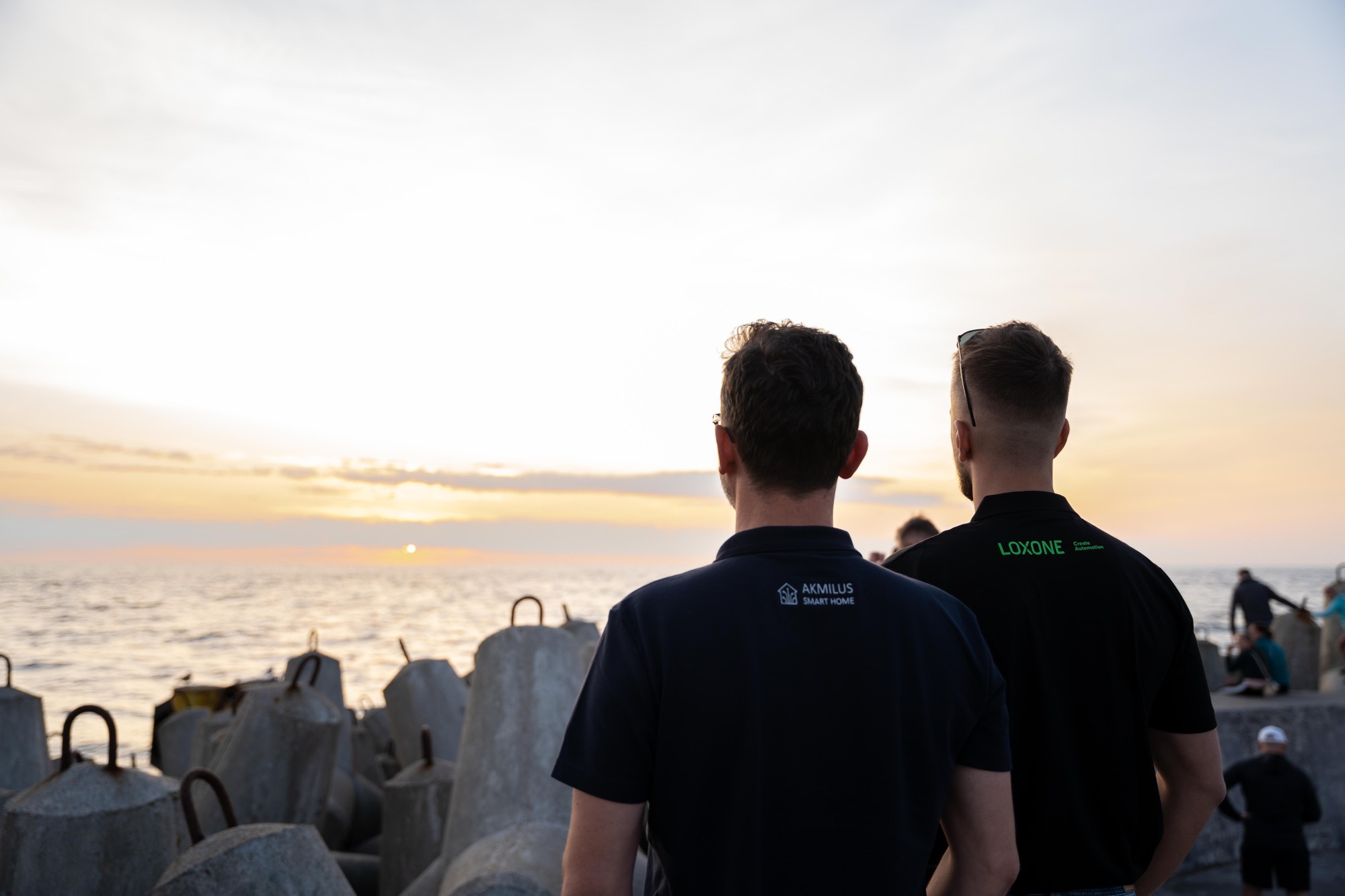 Akmilus Smart Home przed hotelem Balteus