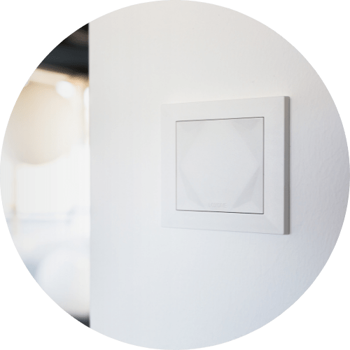 Biały przycisk Touch na ścianie