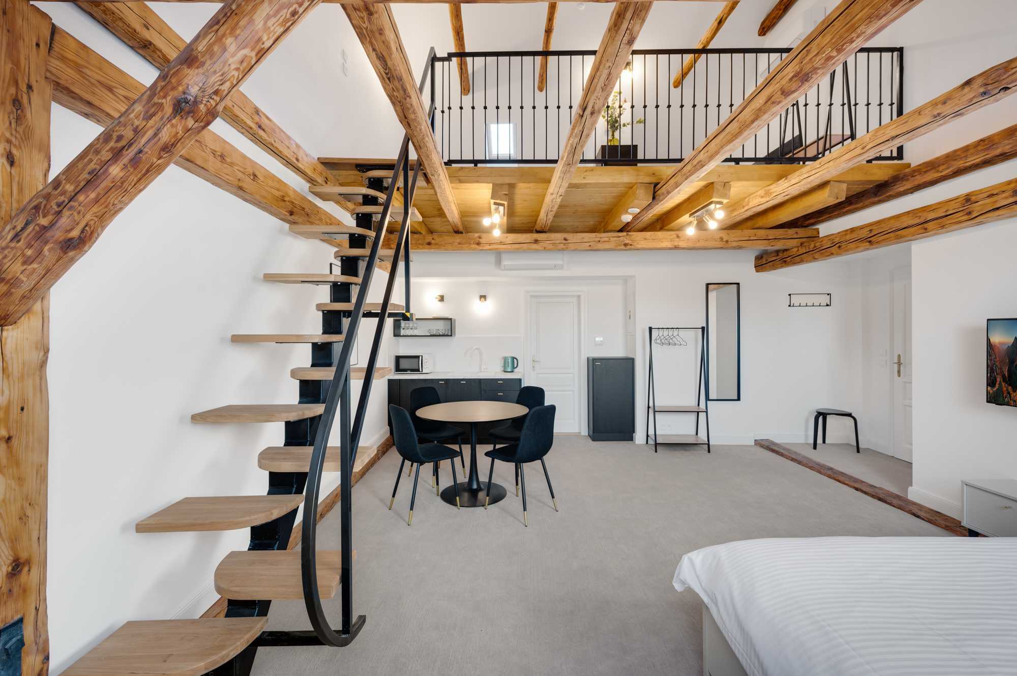 Dwupoziomowy apartament wyposażony w kuchnię