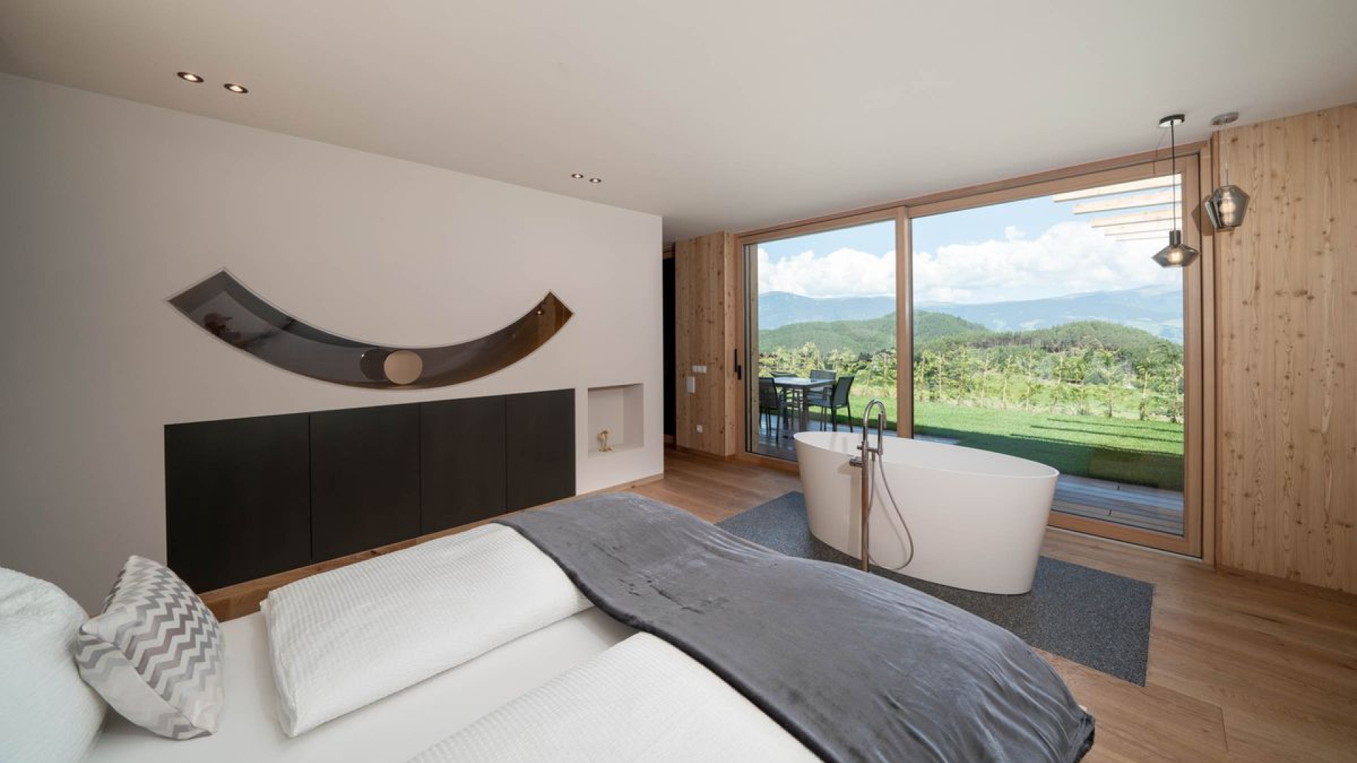 Sypialnia z wanną i widokiem na okolicę