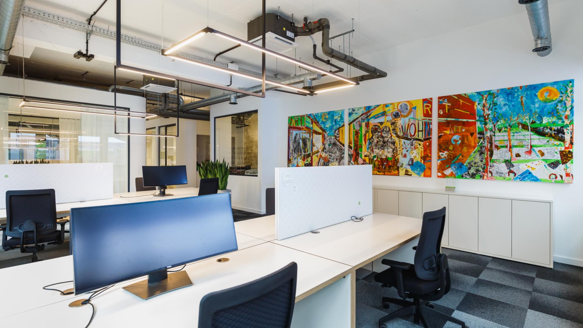 Widok na stanowiska pracy w biurze