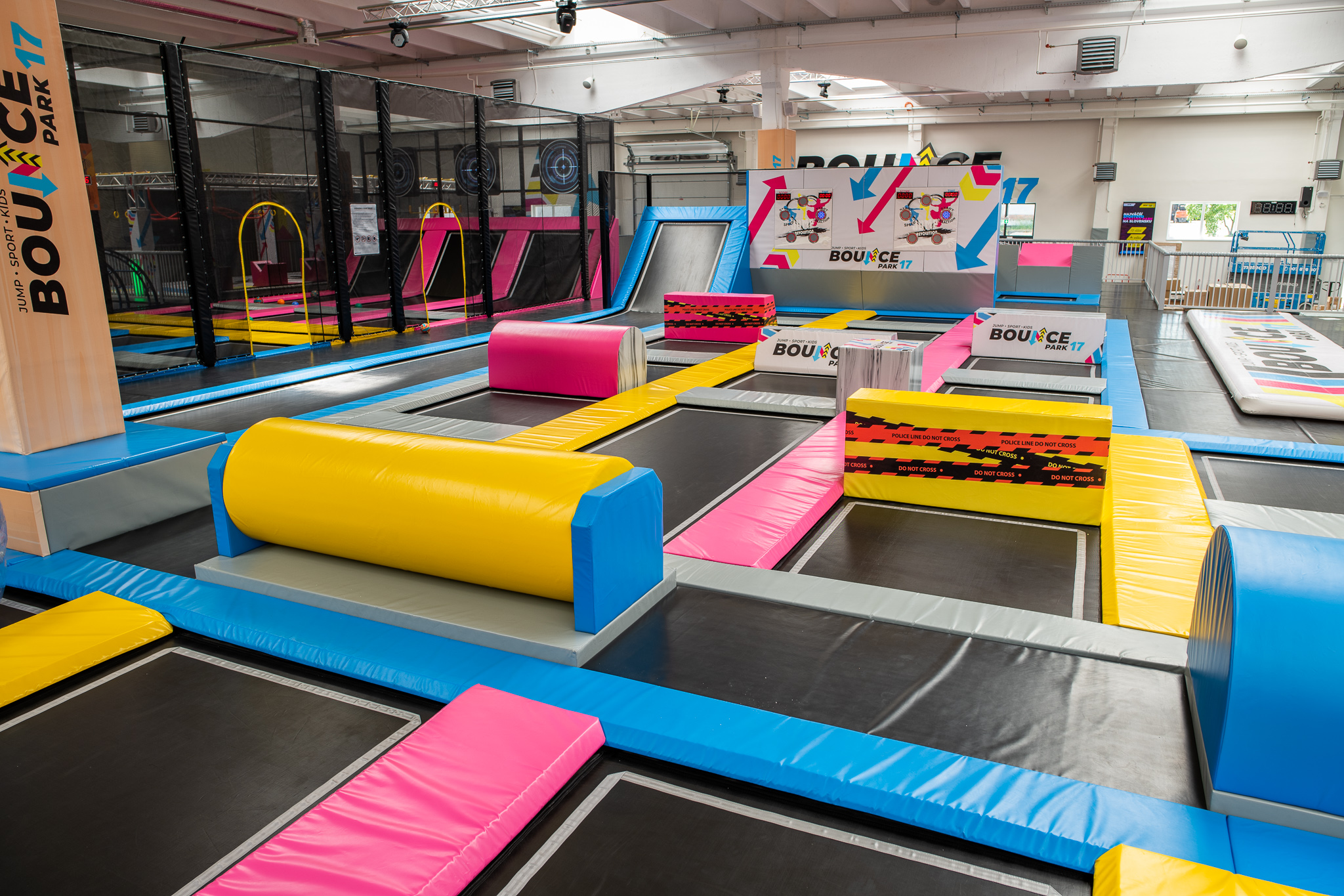 Hala z ogromnymi trampolinami