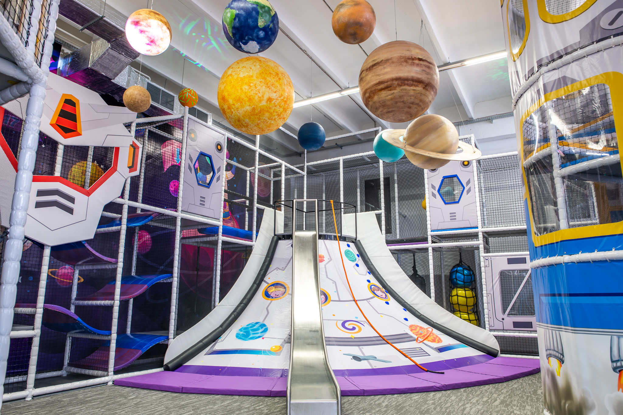 Park dla dzieci ze zjeżdżalniami i planetami