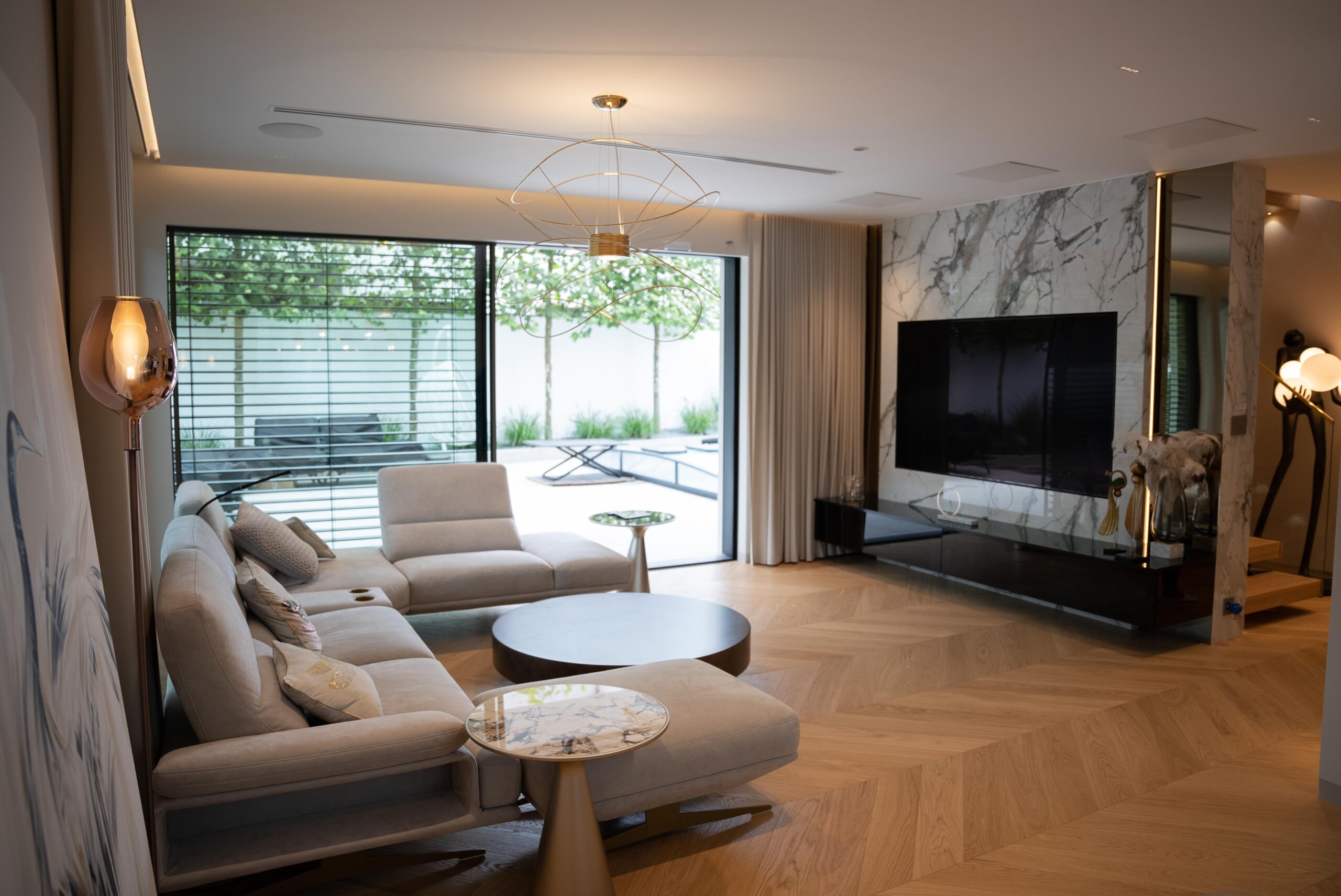 Salon z wyjściem do ogrodu