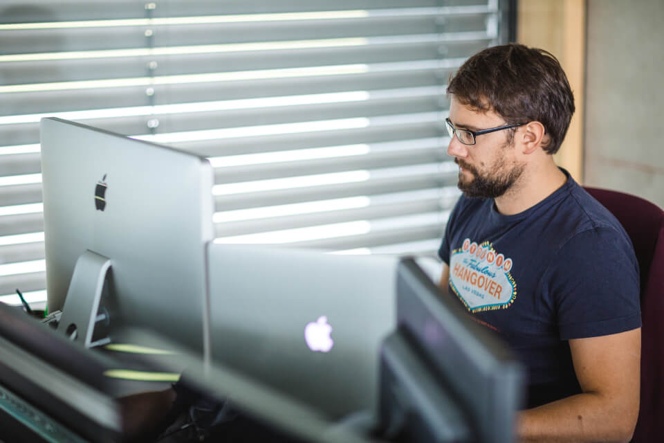 pracovník za zastíněným stolem