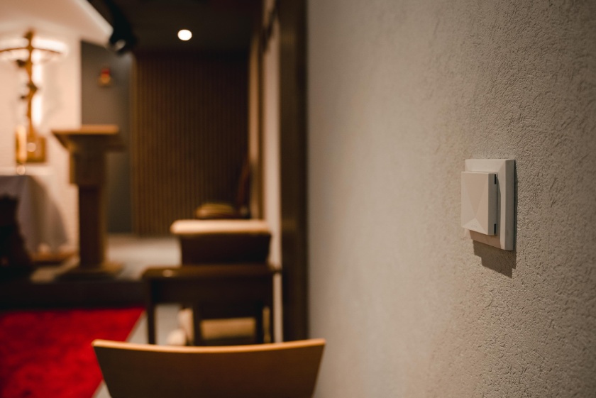 Czujnik klimatu pomieszczenia w kaplicy