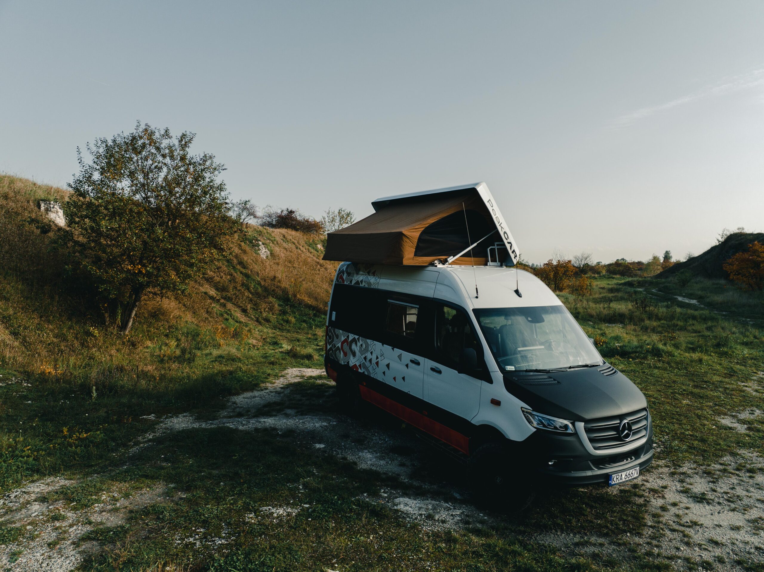 Kamper z namiotem z zewnątrz