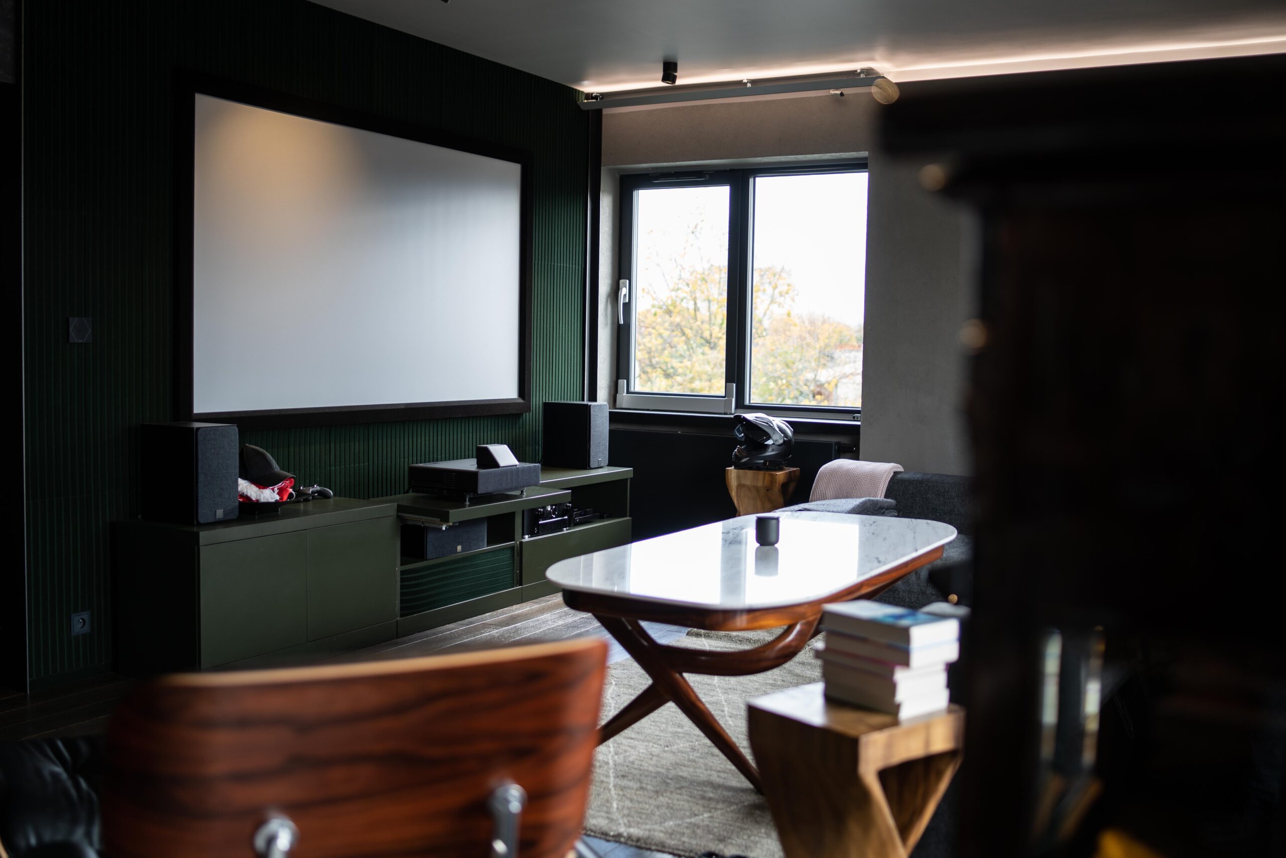 Salon w inteligentnym mieszkaniu