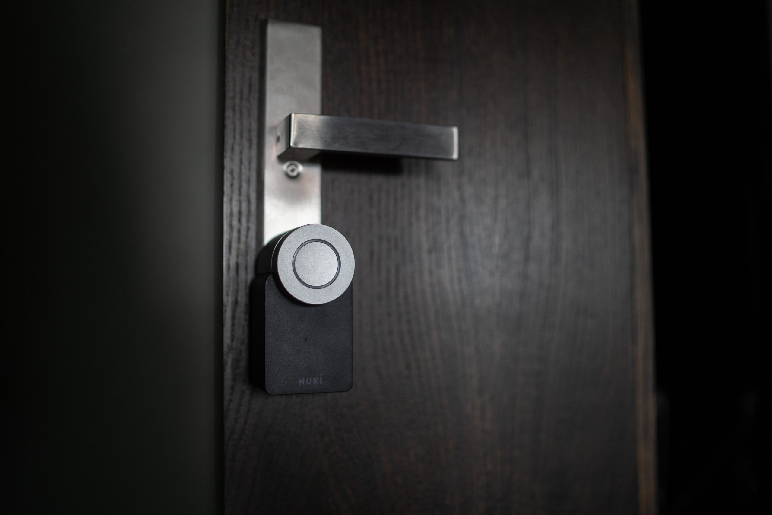 Zamek Nuki połączony z systemem dostępu Loxone