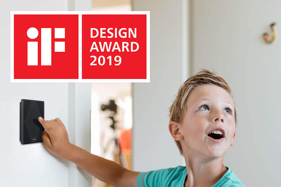 Dziecko używające Touch Pure z logiem IF Design Award