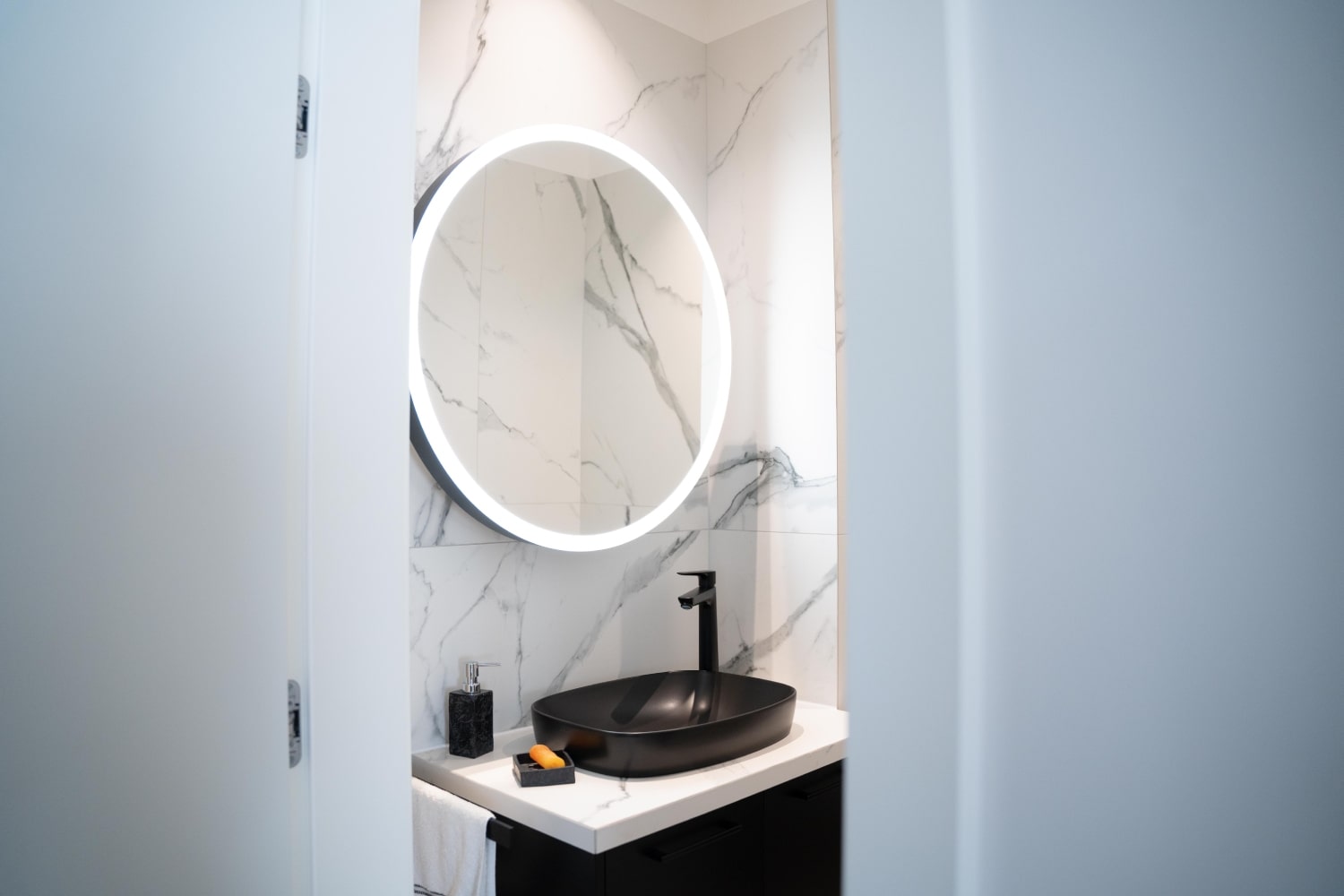 Podświetlane lustro w łazience