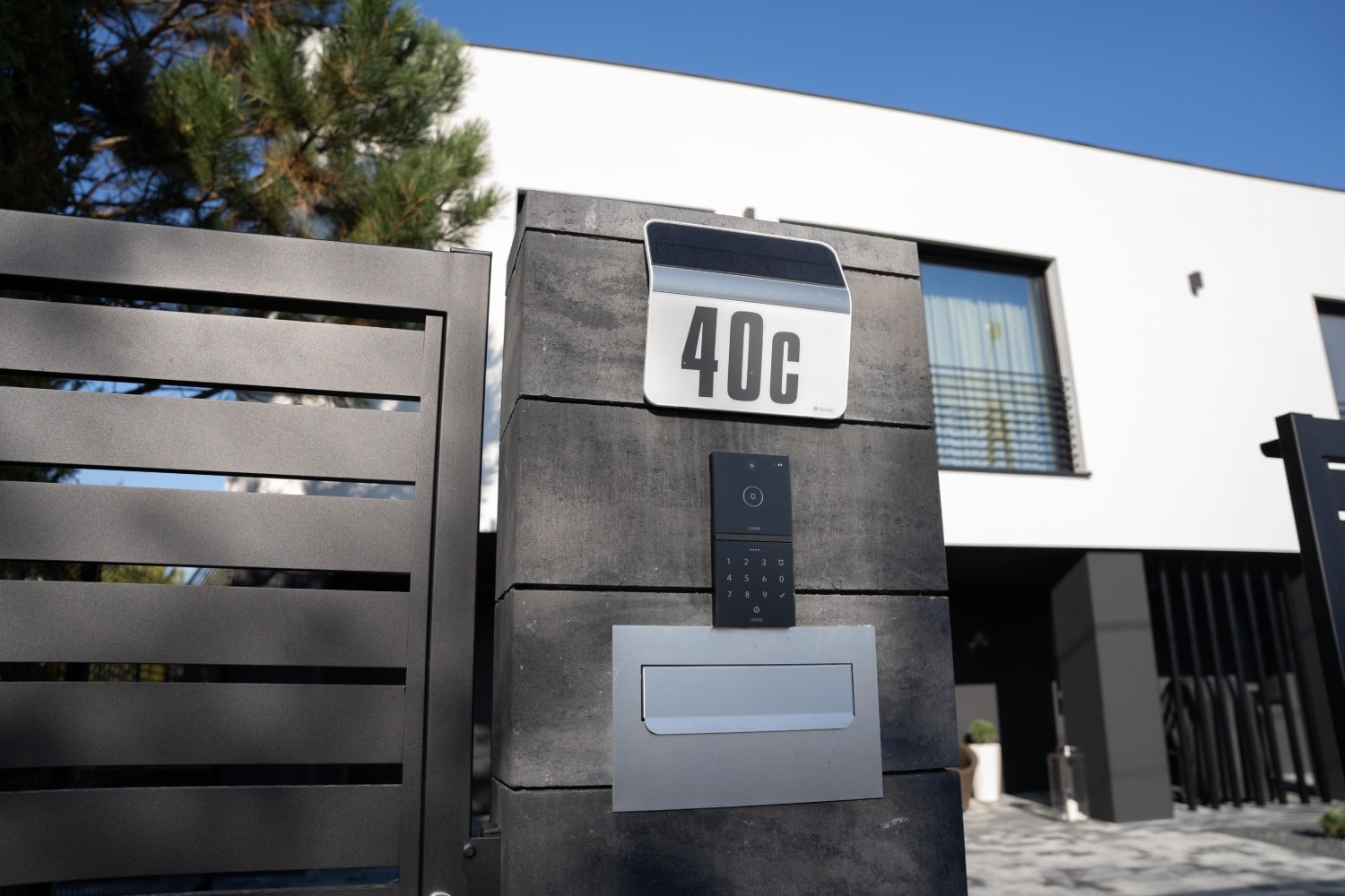 Wejście do domu z NFC Code Touch i Intercomem Loxone