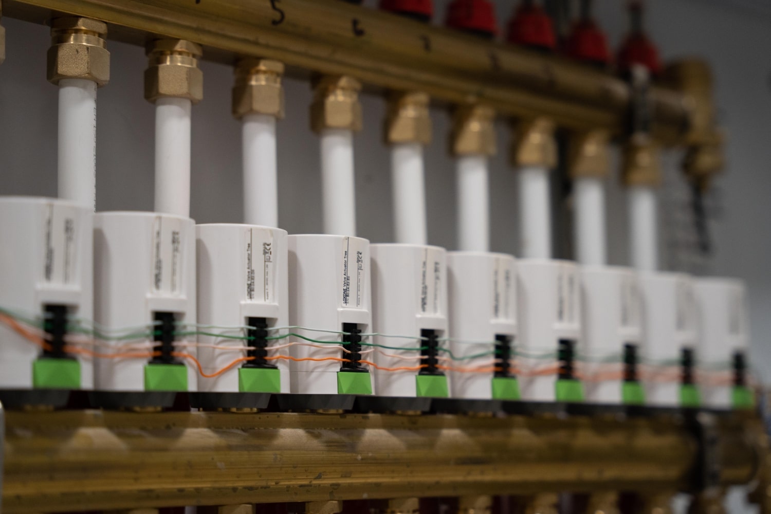 Siłowniki Loxone odpowiedzialne za inteligentne ogrzewanie