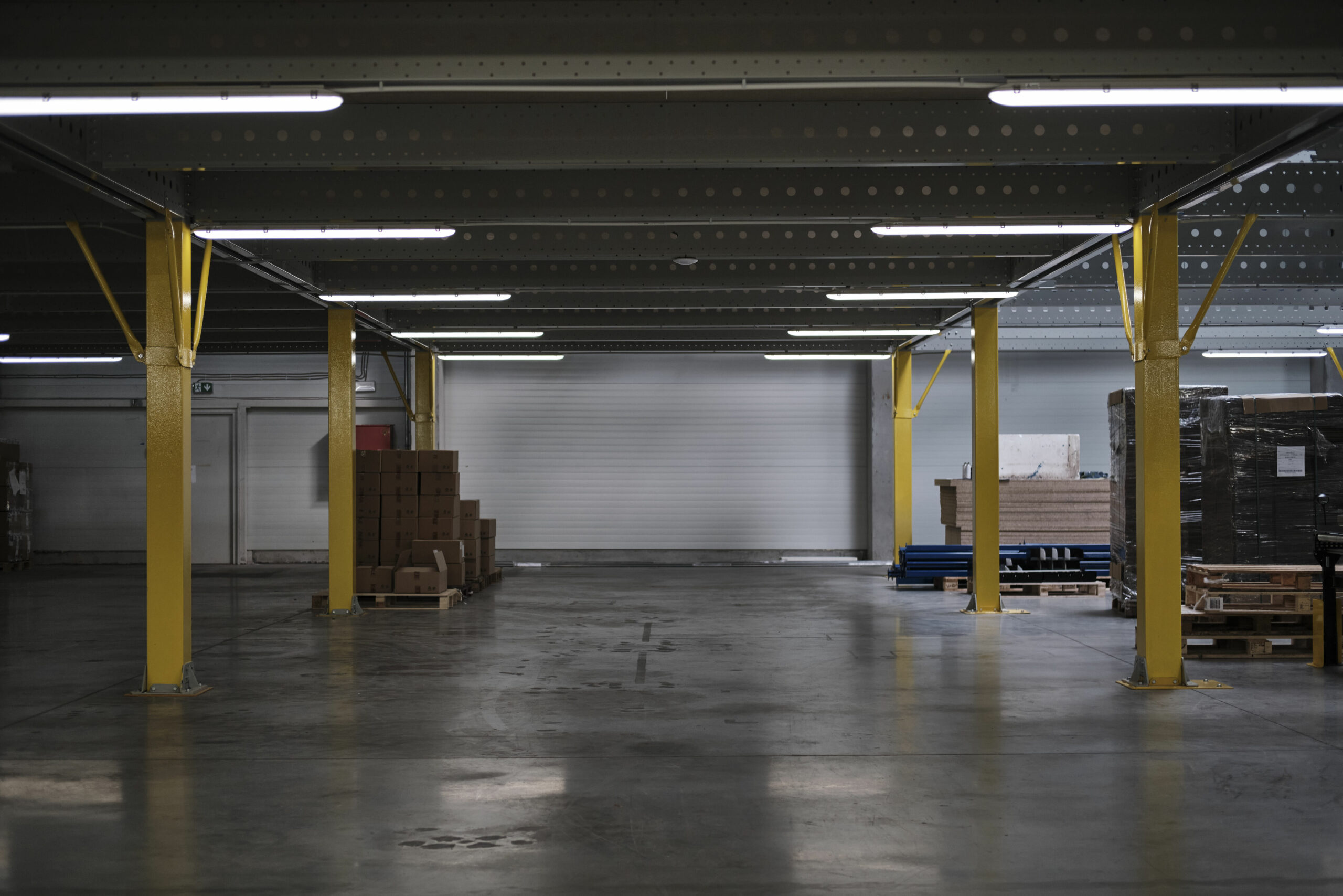 Hala magazynowa z oświetleniem