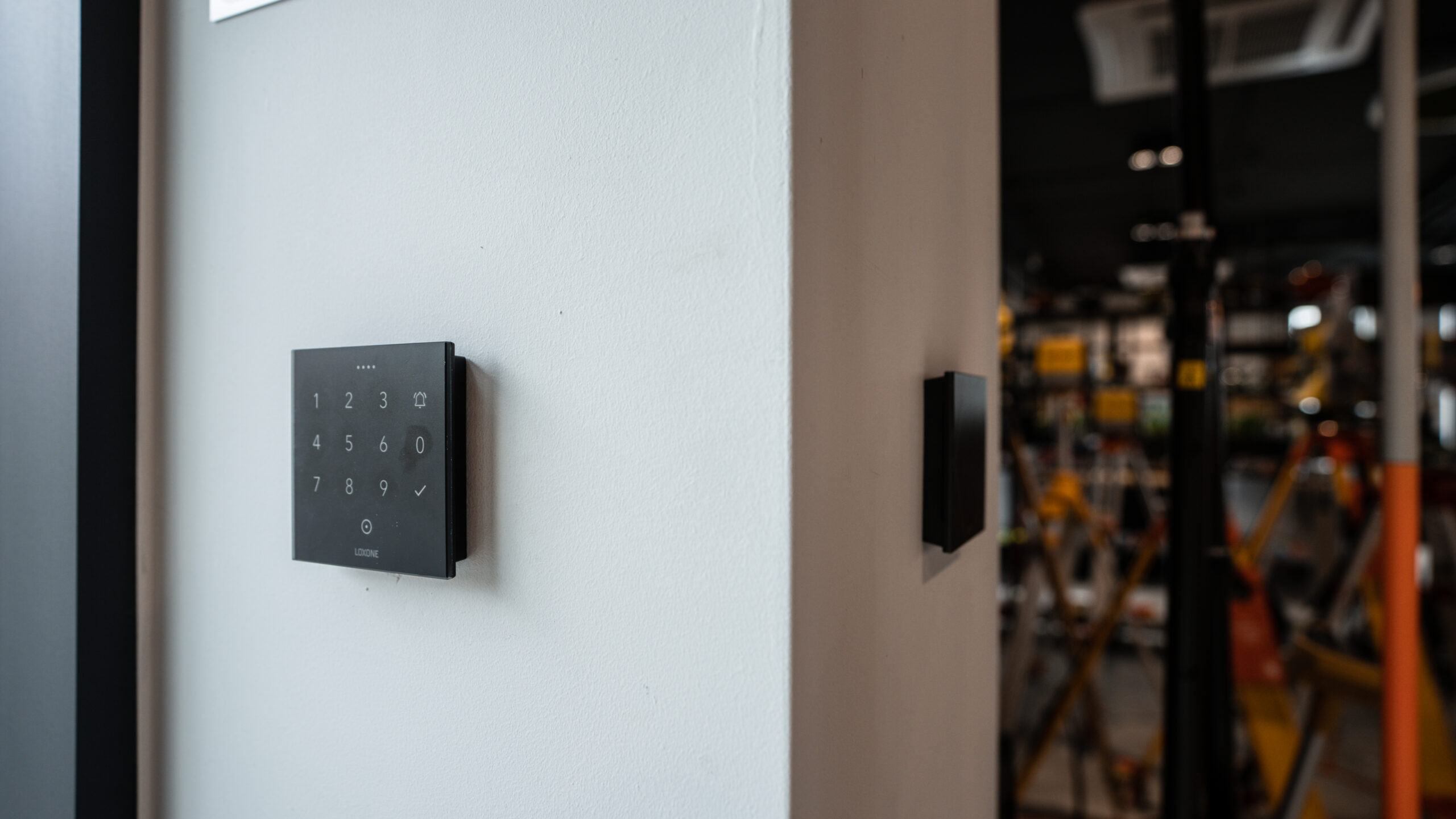 NFC Code Touch i Touch Pure na ścianie w biurze