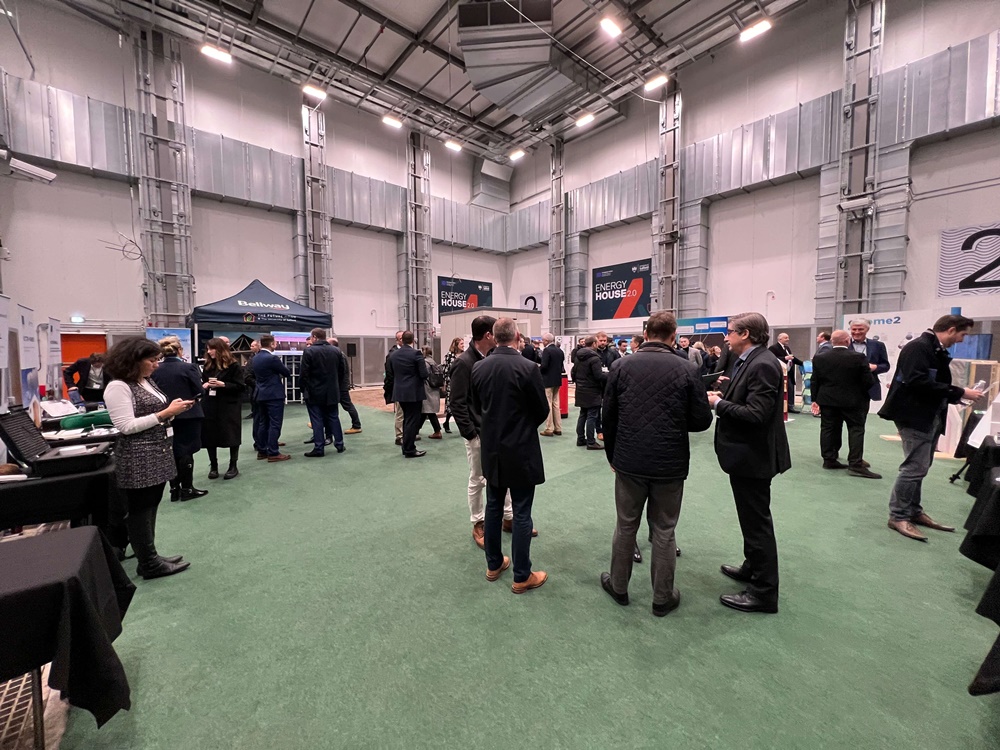 Grupa ludzi stojąca w wielkiej hali